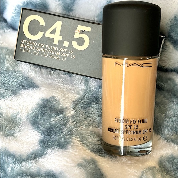 Mac Cosmetics STUDIO FIX FLUID SPF 15 24HR MATTE FOUNDATION + OIL CONTROL (NEW) - Picture 2 of 10